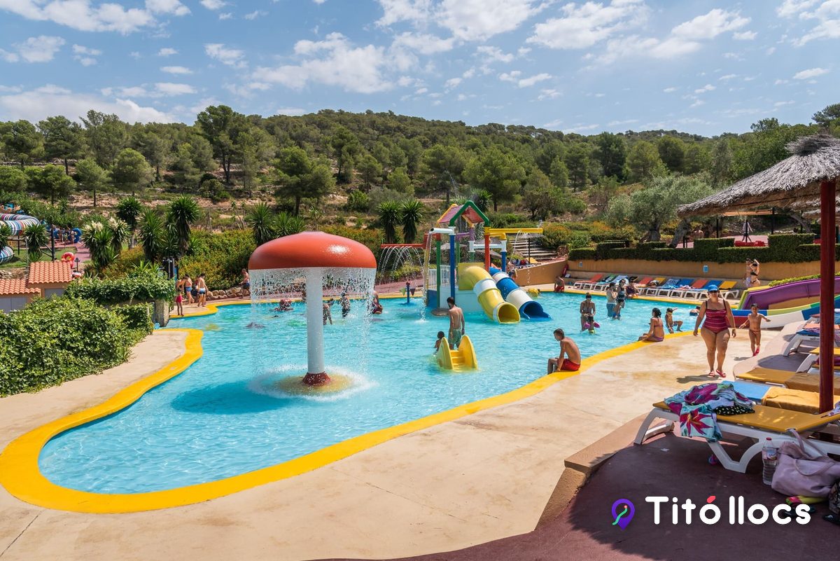 Piscina del Minipark amb jocs d aigua i gandules, a Aqualeon