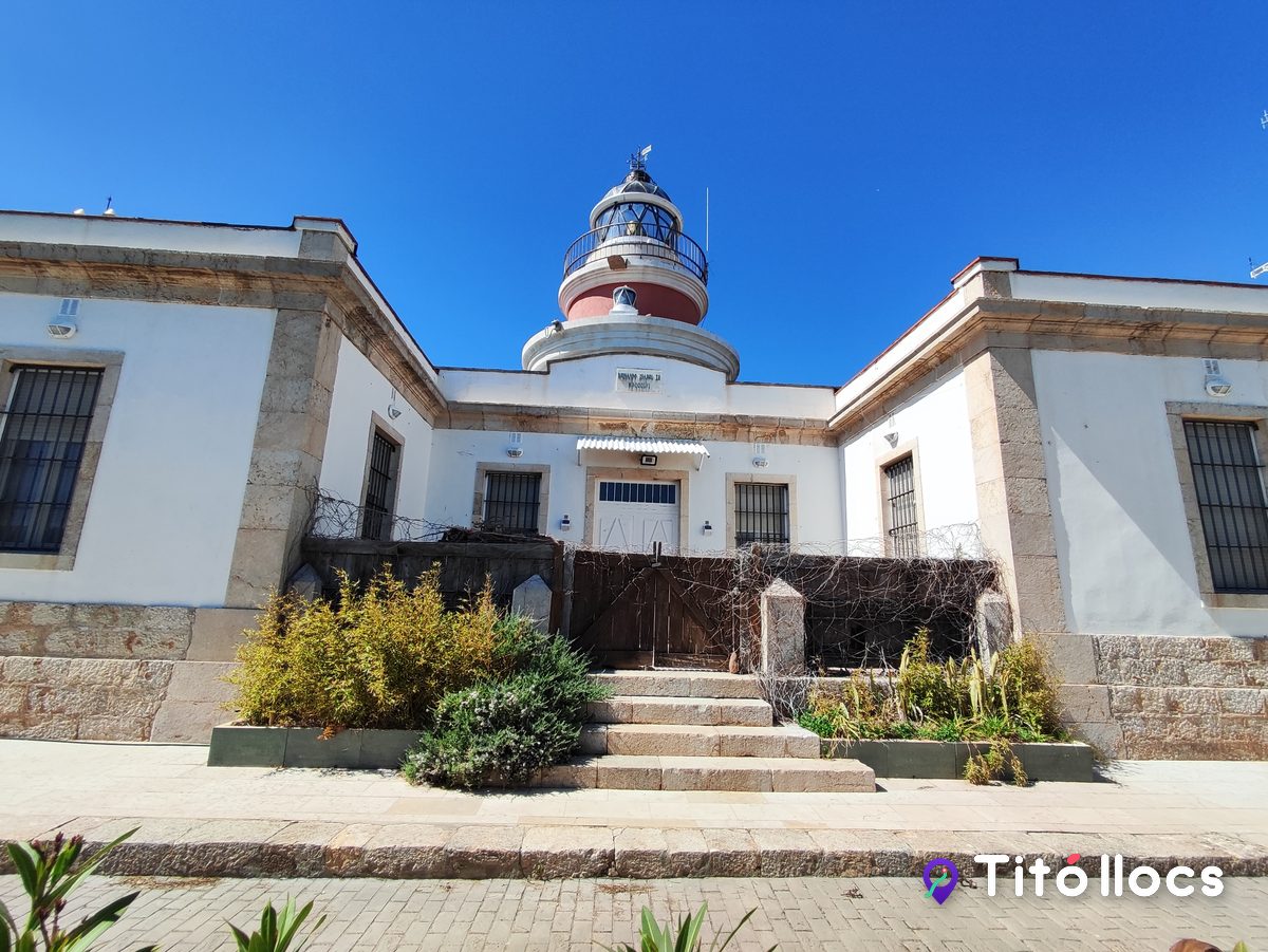 Façana encalada i entrada del recinte del far de Salou, amb la torre al fons
