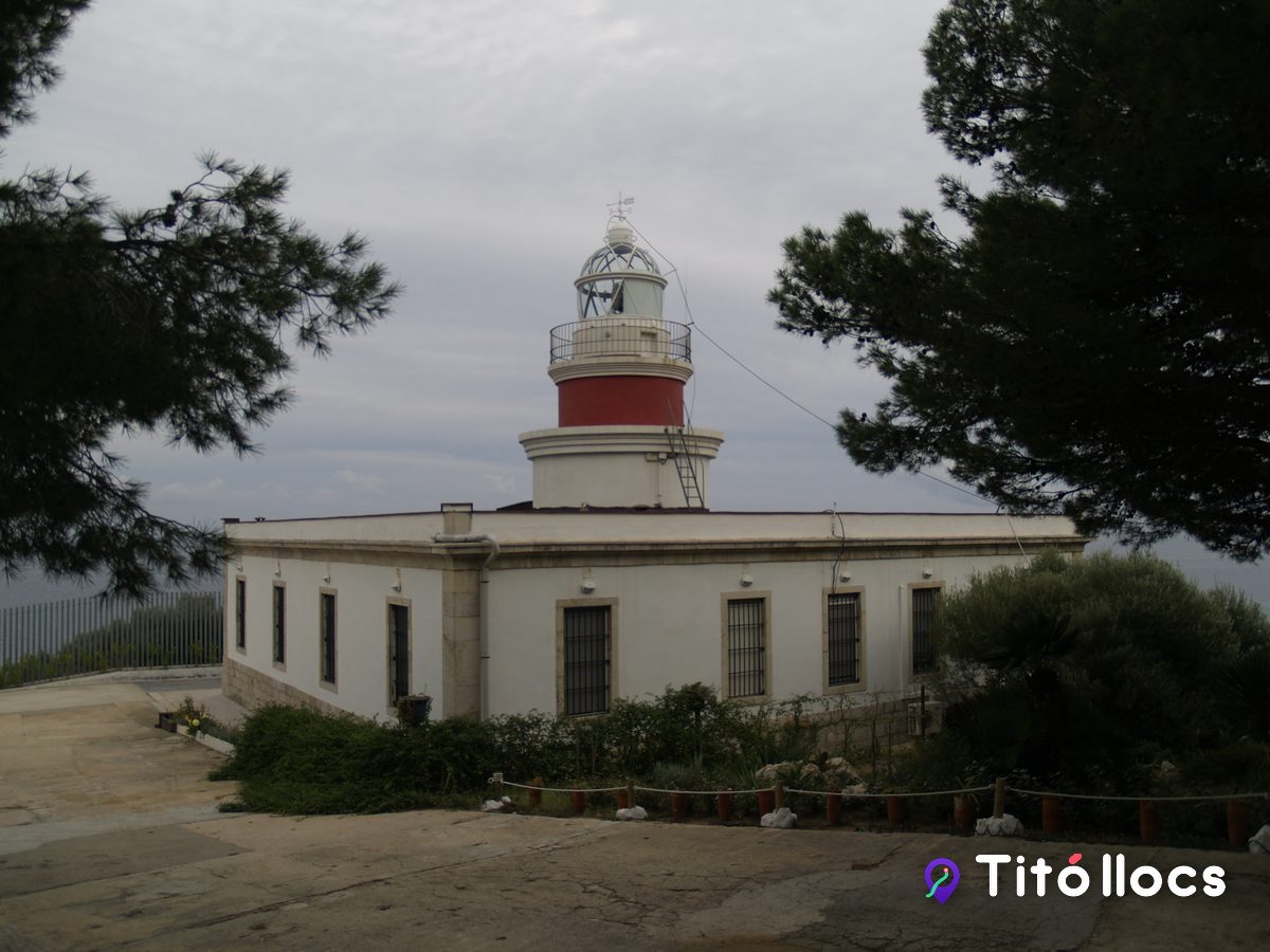 El recinte del far de Salou entre pins, vist des del camí del cap de Salou