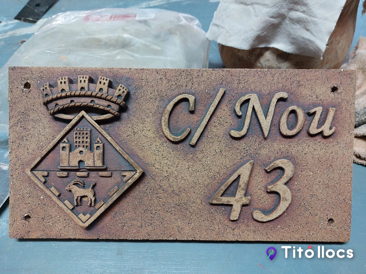 Placa ceràmica del carrer Nou número 43 amb l'escut de Verdú, feta a l'obrador