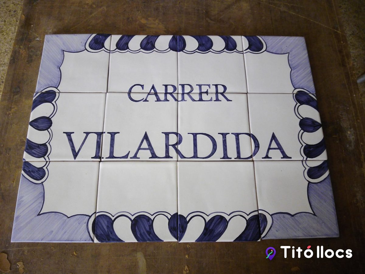 Rètol ceràmic de majòlica del carrer Vilardida, cuit a Ceràmica Sambola