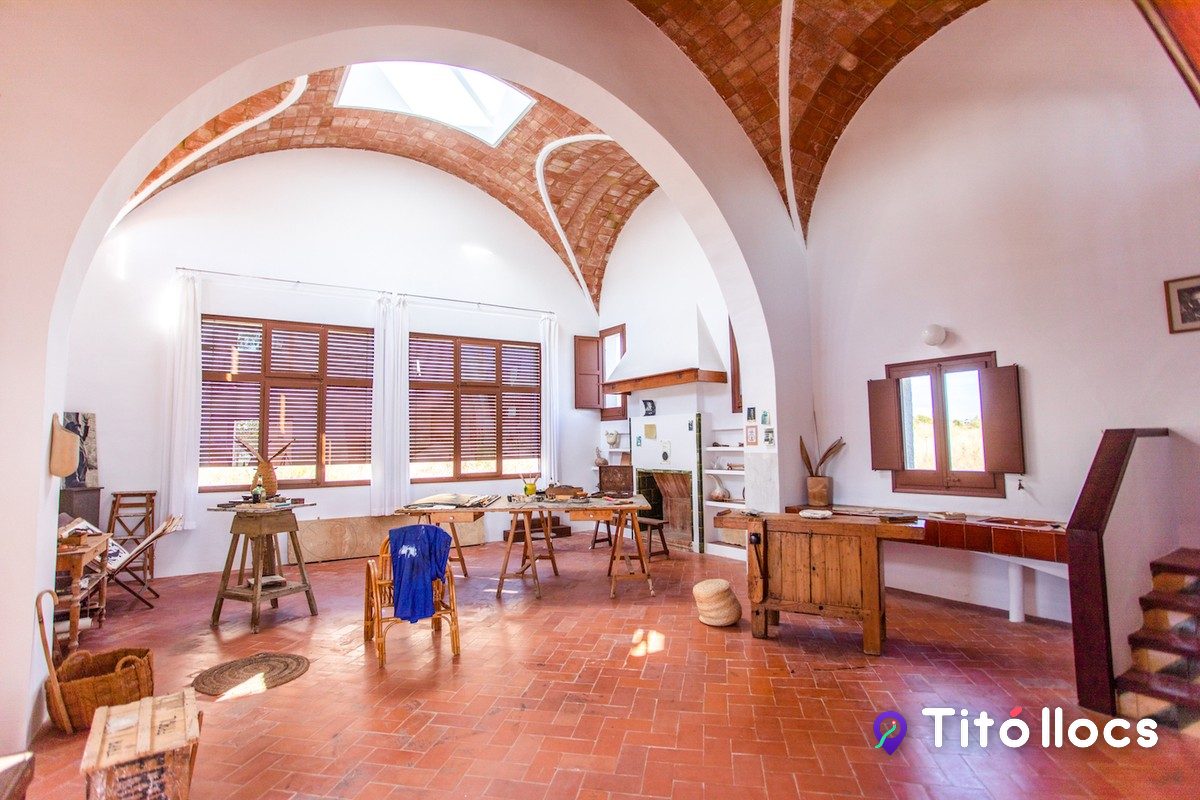 L'interior del taller de Joan Miró al Mas Miró, amb mobles de fusta i volta de maó