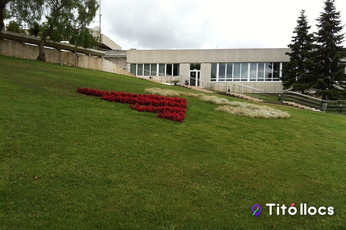El jardí dels estudis de TV3 amb el número 3 dibuixat amb flors, a Sant Joan Despí