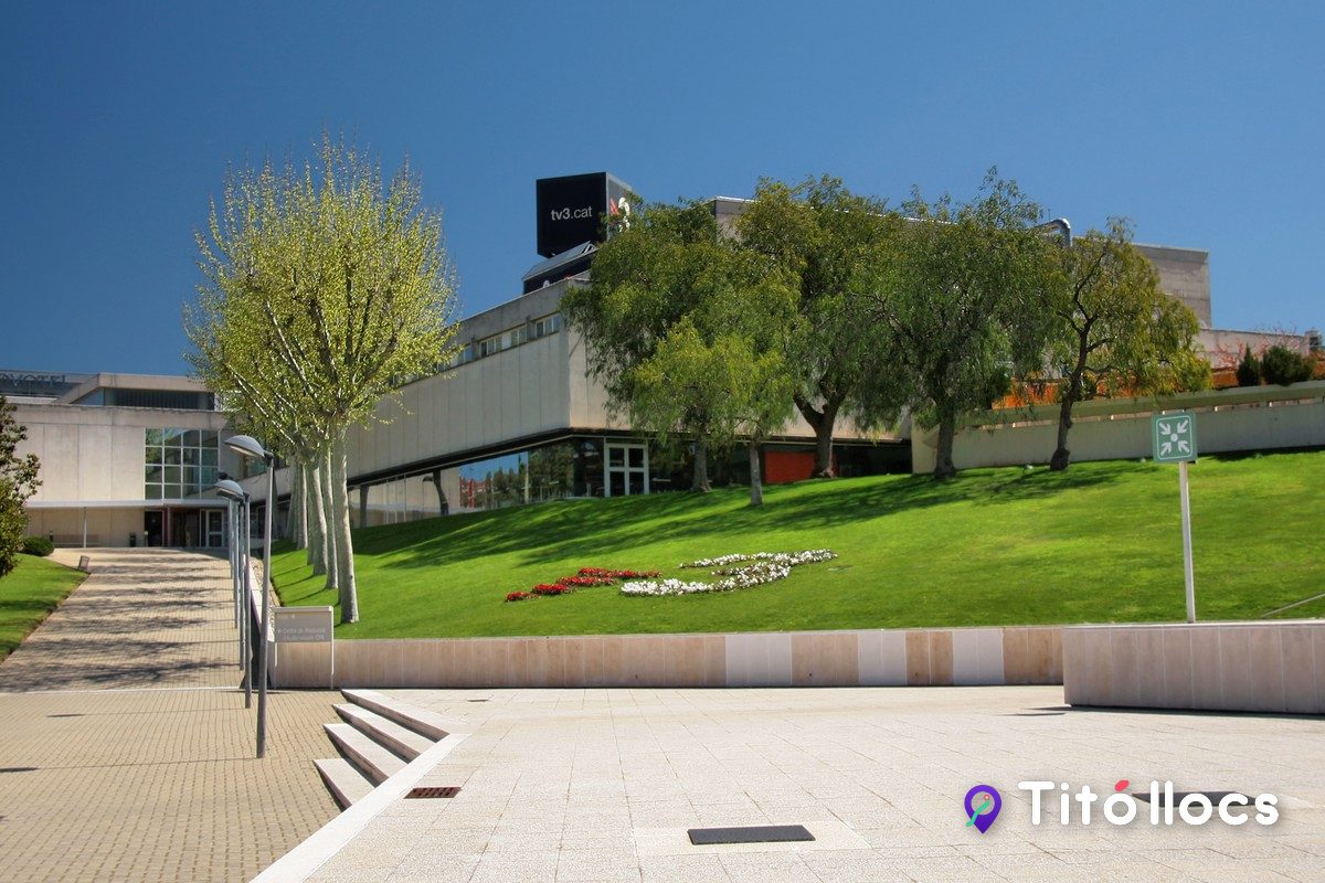 La façana i els jardins del recinte de la CCMA, a Sant Joan Despí