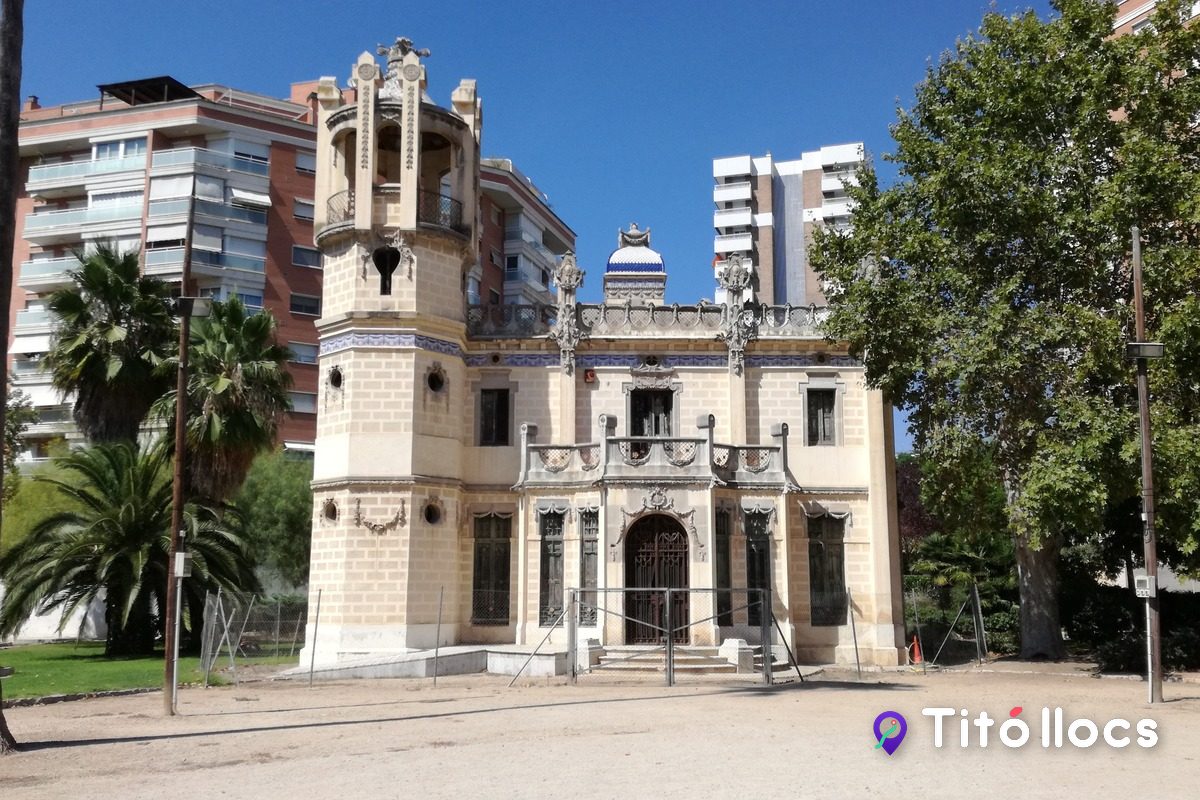 La façana frontal de la Quinta de Sant Rafael, l'edifici modernista del 1912 que hi ha dins el Parc de la Ciutat de Tarragona