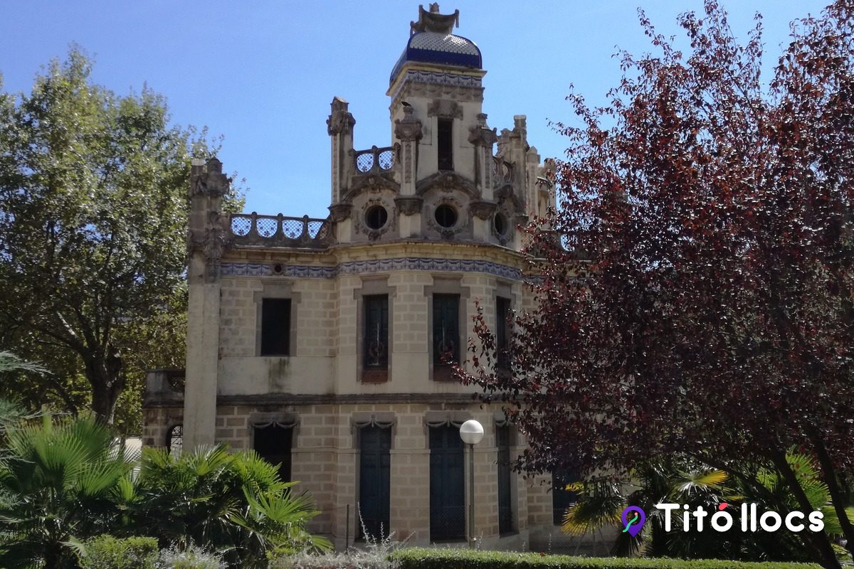 La façana posterior de la Quinta de Sant Rafael, amb la torre i el cupulí cobert de ceràmica blava, al Parc de la Ciutat de Tarragona