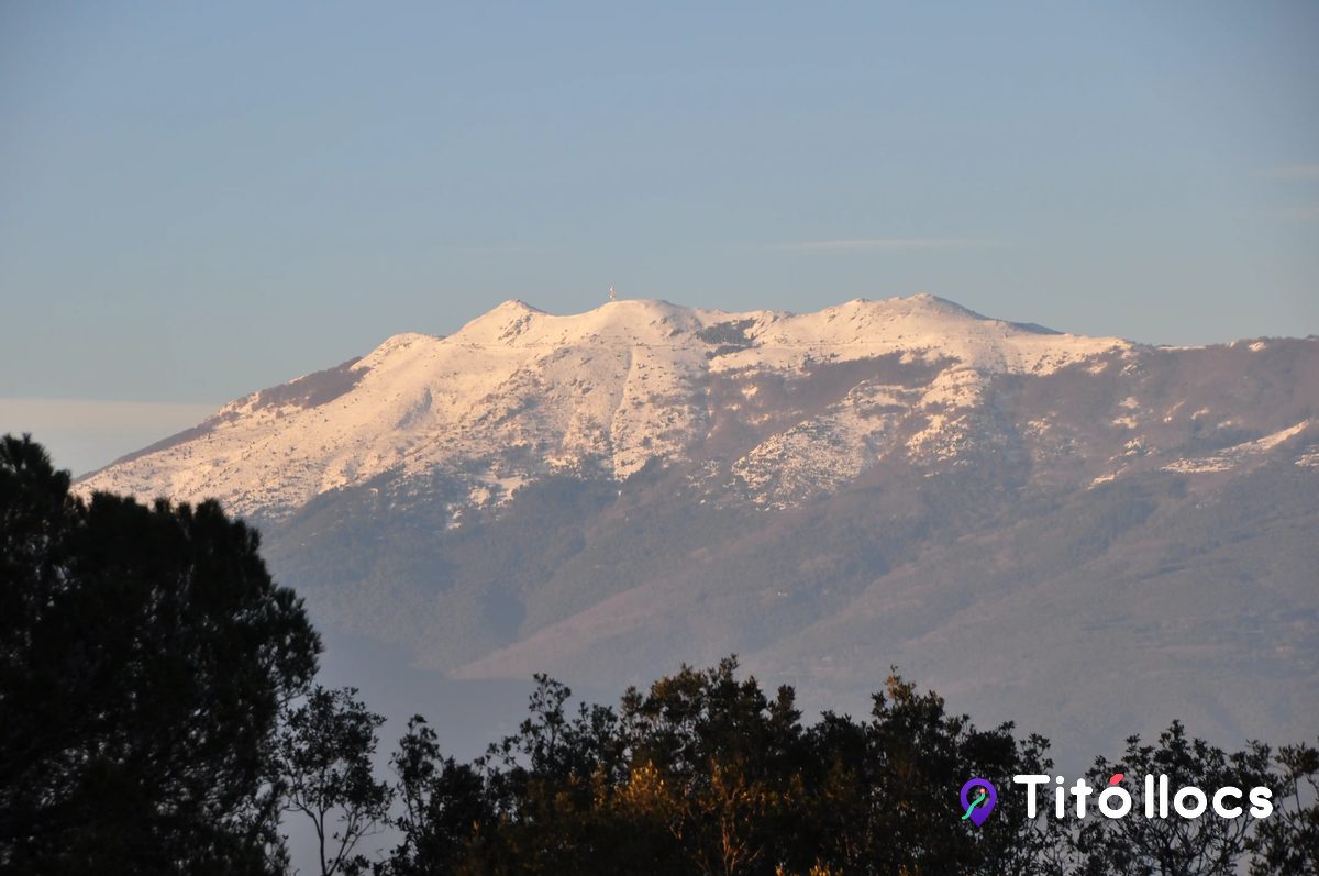 La silueta nevada del Montseny vista des de la finca de Masia Cal Coix