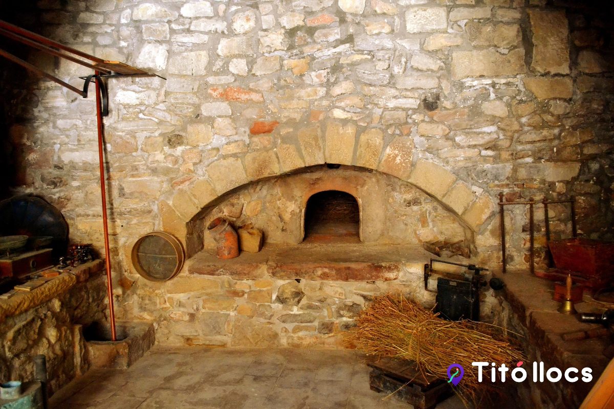 Forn de pa medieval del museu El Forn de Pa, a la casa de la vila de Conesa