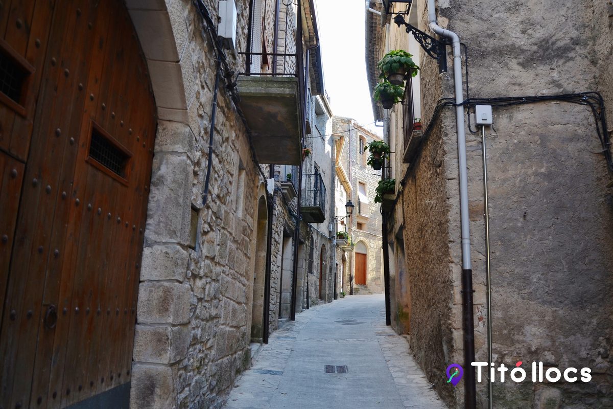 Carrer de pedra amb portals del nucli medieval de Conesa