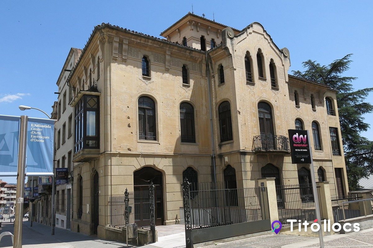 Casa Serratosa, edifici modernista de Manuel Raspall seu de les oficines de l'EMVIC, a Vic