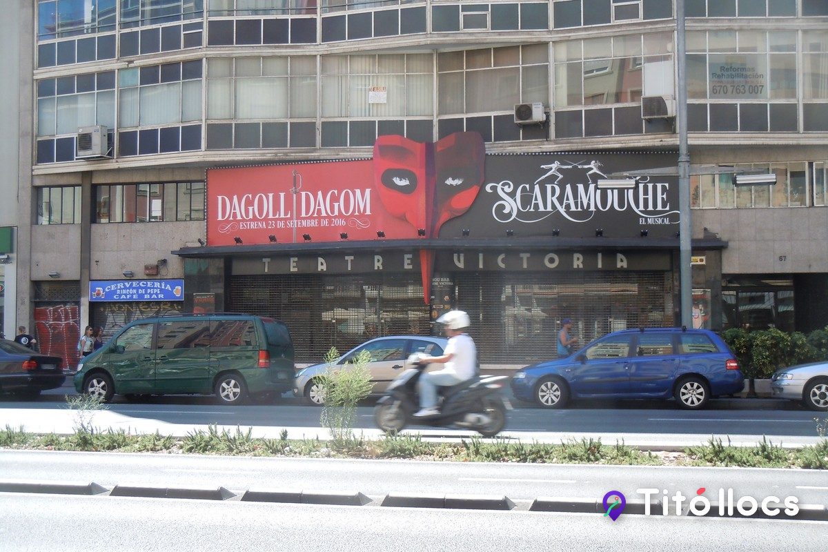 Façana del Teatre Victòria amb el cartell de Dagoll Dagom i l'espectacle Scaramouche
