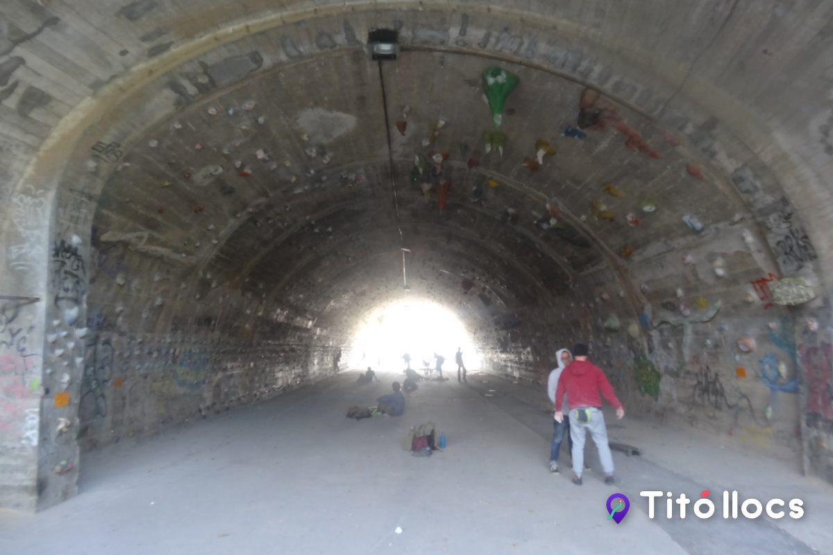 Interior del túnel de la Foixarda cobert de preses, a Montjuïc