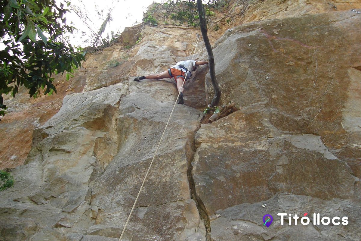 Escalador en una via de roca natural, a l'antiga pedrera de la Foixarda