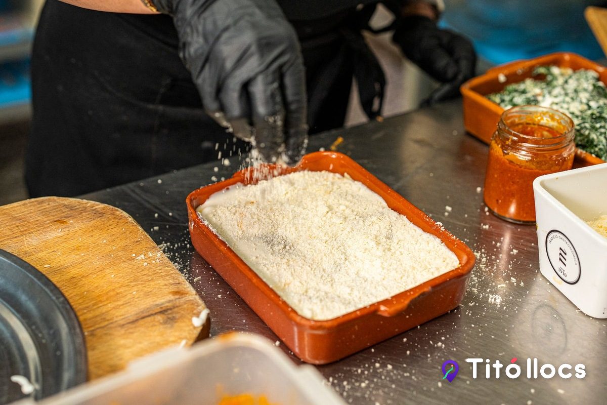 Preparació de pasta fresca al taulell de l'obrador, a La Italiana Rivali