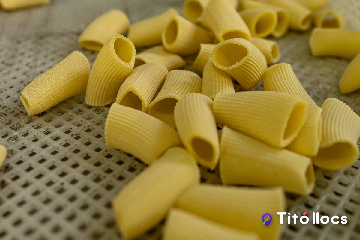 Safata de pasta curta acabada de fer, a La Italiana Rivali