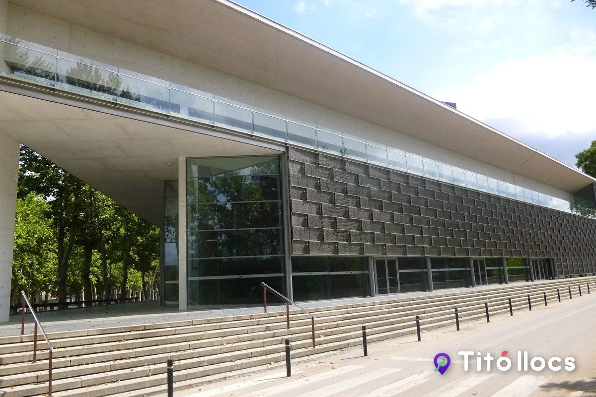 Entrada de l'Auditori de Girona, amb l'escalinata i la façana de peces en ziga-zaga