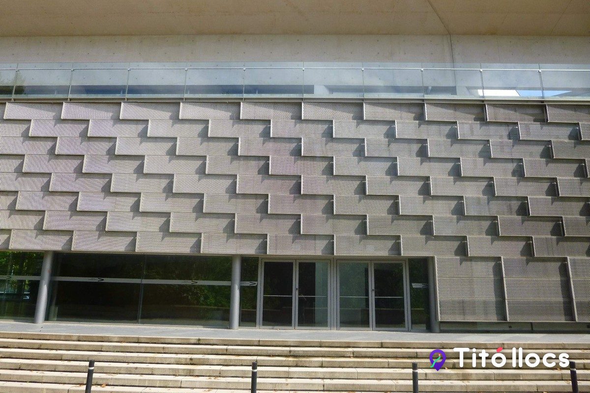 Detall del mur de peces en ziga-zaga de la façana de l'Auditori de Girona