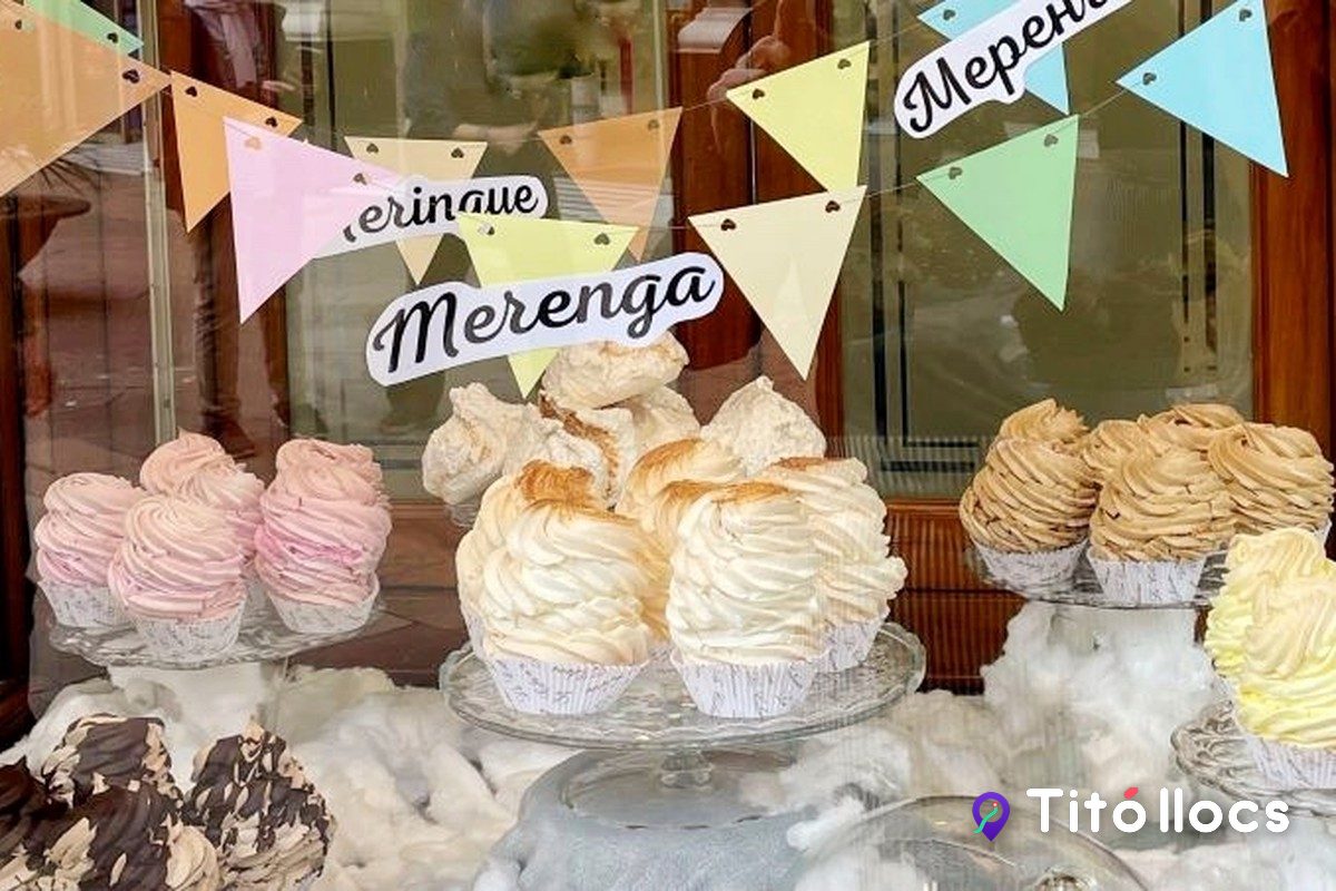 Merengues rosades i daurades a l'aparador, a Pastisseria La Colmena