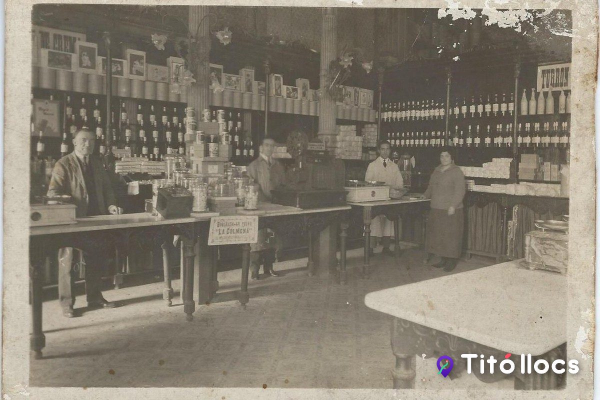 Fotografia històrica de l'antiga botiga amb el personal darrere el taulell, a Pastisseria La Colmena
