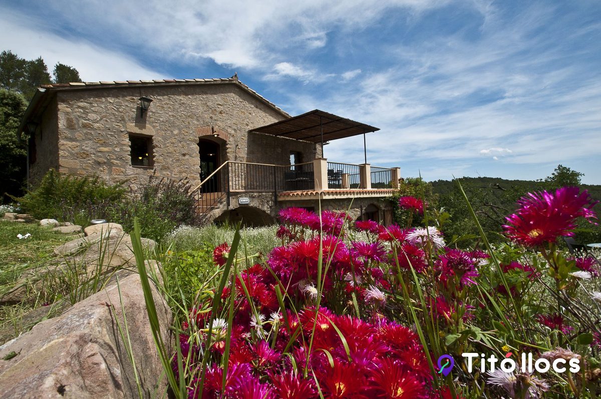Masia Can Ros, Masia del segle XVIII entre boscos, a l'Alt Empordà