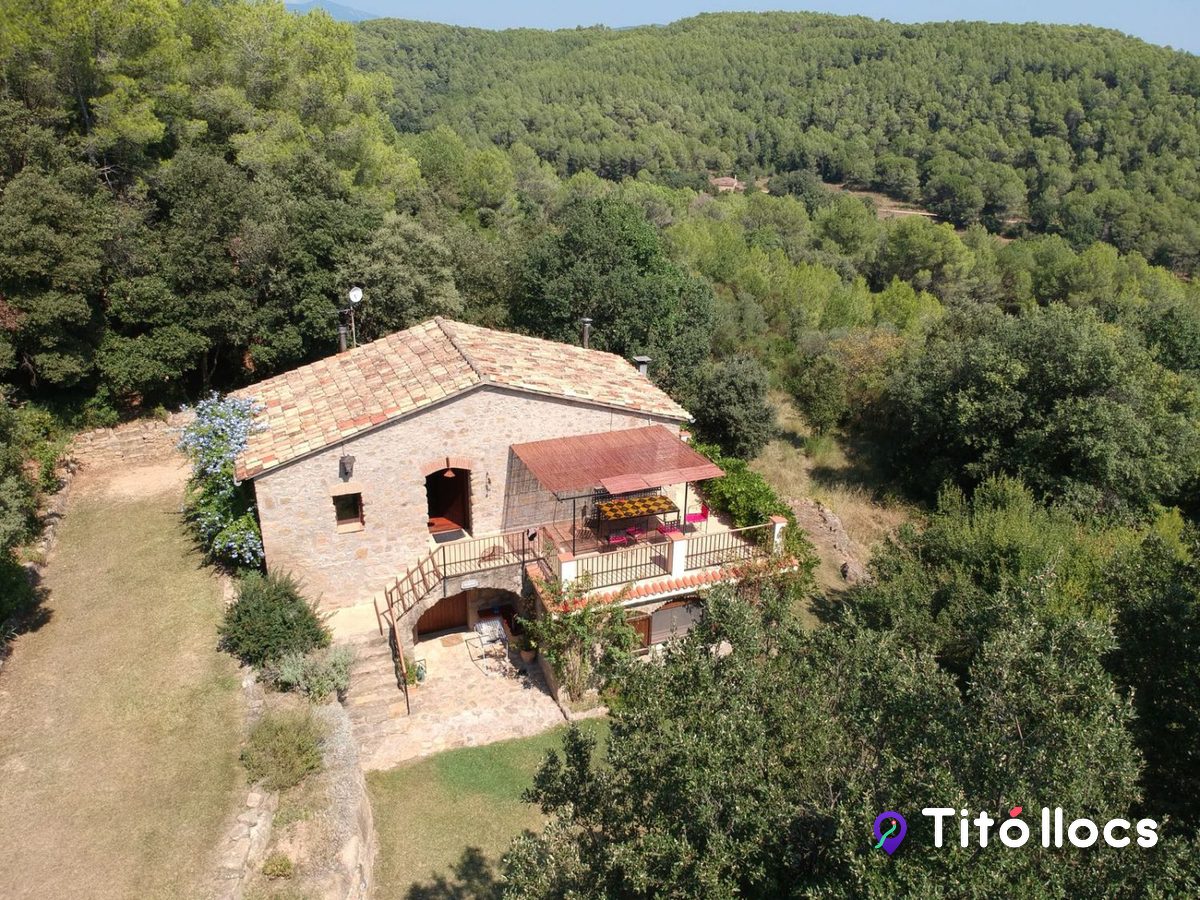 Vista aèria de la masia envoltada de bosc, a Can Ros (Cistella)