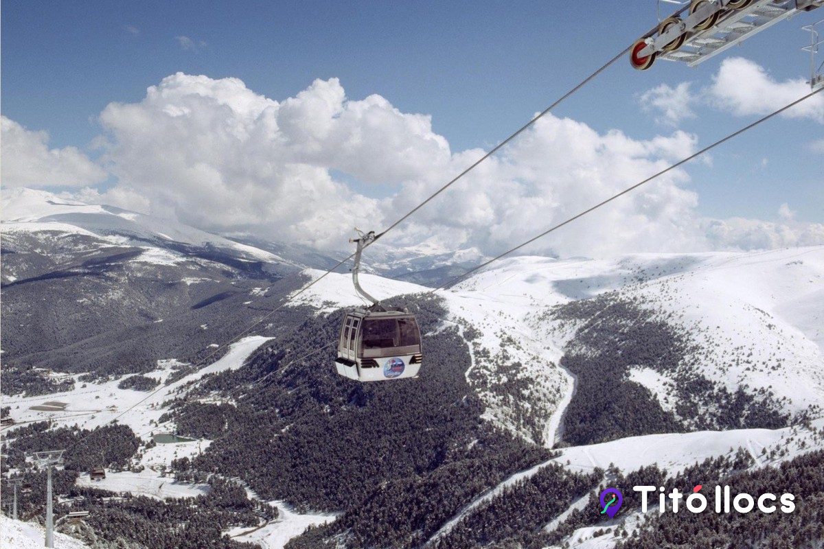 Telecabina de La Molina sobrevolant les pistes nevades d'Alp, a la Cerdanya