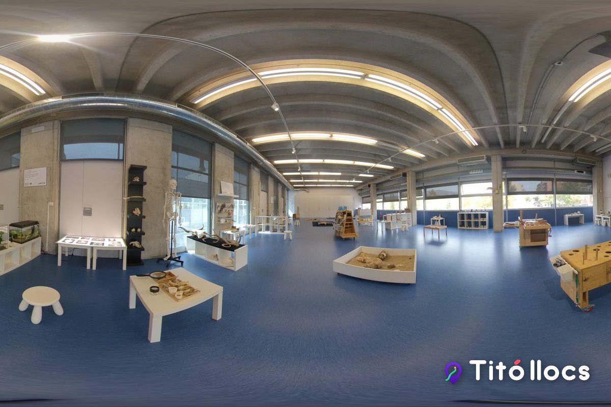 Sala d'exploració amb taules baixes, safareigs de sorra i materials de ciència, al Lab 0_6 d'UManresa