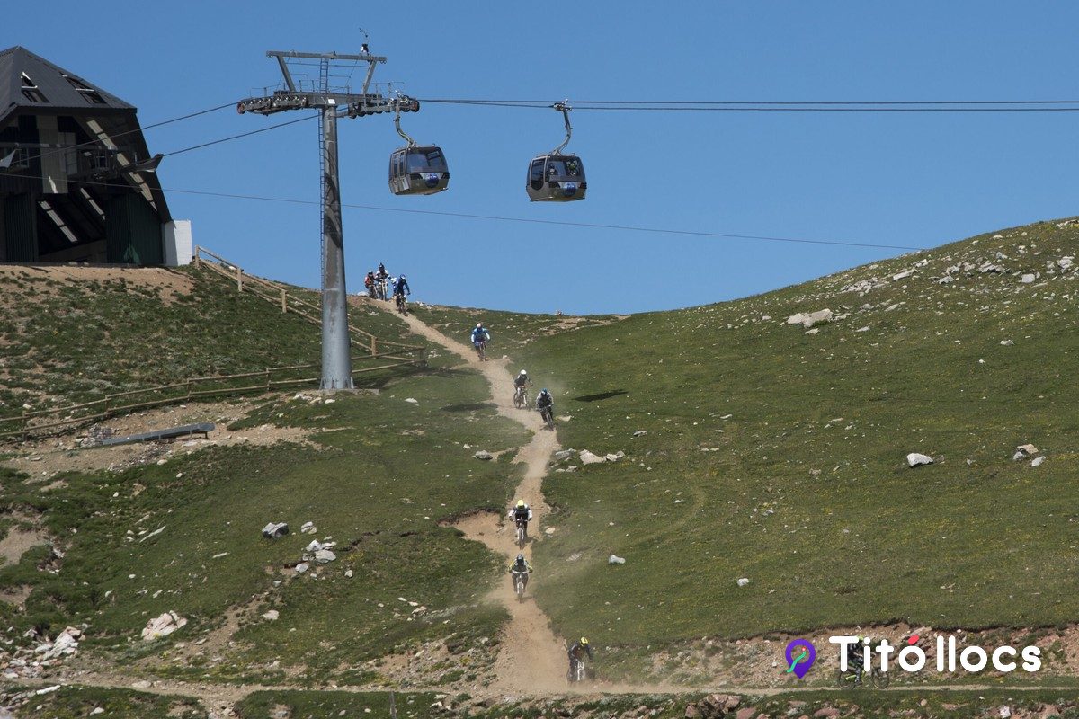 Telecabina Cadí-Moixeró pujant per la muntanya a l'estiu, a la Molina