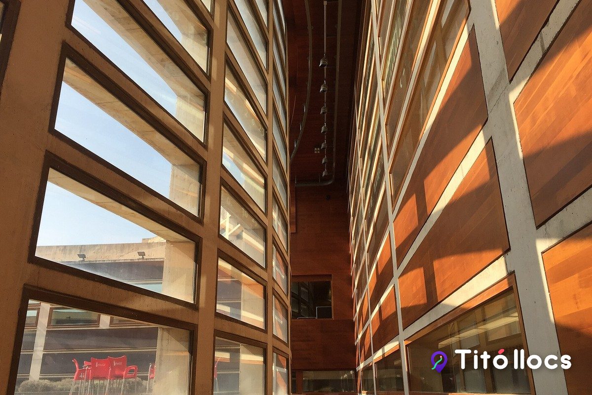 L'atri de fusta i vidre de L'Auditori de Barcelona amb la llum del capvespre