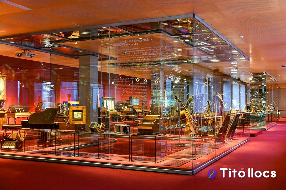 Vitrina amb clavecins i arpes del Museu de la Música, a L'Auditori de Barcelona