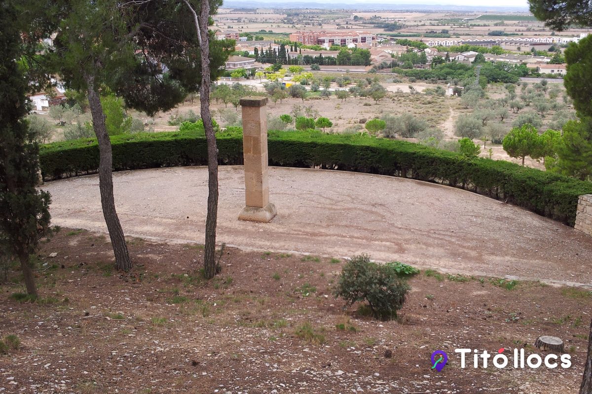 Mirador amb columna i vistes de la ciutat, al Parc de Sant Eloi de Tàrrega
