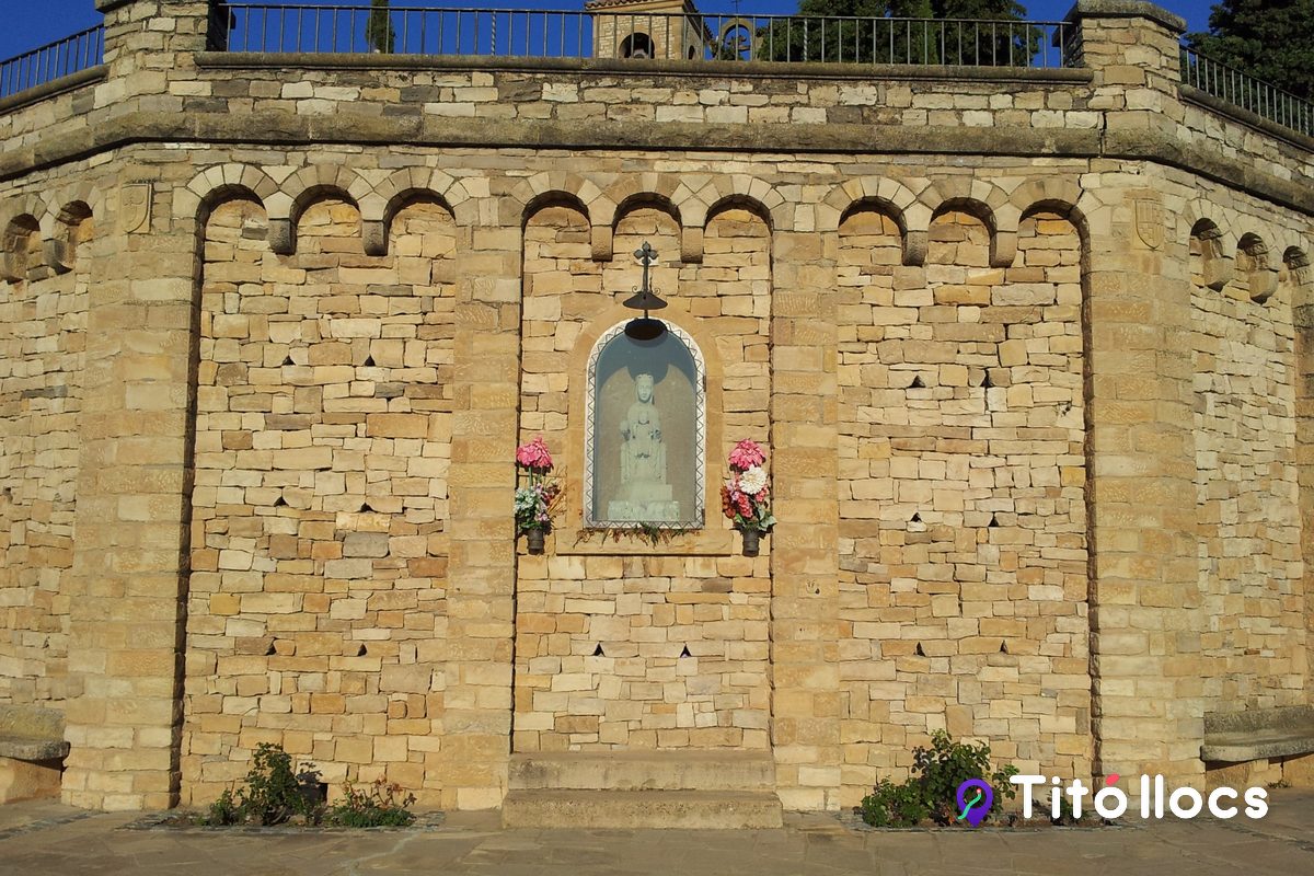 Mur de la Mare de Déu de Montserrat amb fornícula, al Parc de Sant Eloi de Tàrrega