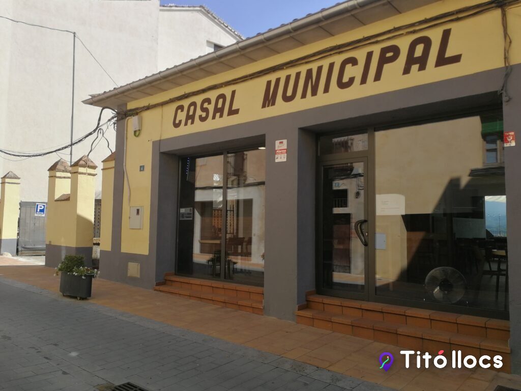 Façana del Casal Municipal de Sant Vicenç de Torelló, on hi ha el Jardinet del Casal