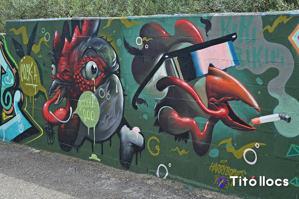 Mural d'un ocell vermell sobre fons verd al mur d'una casa, a Murals de Penelles