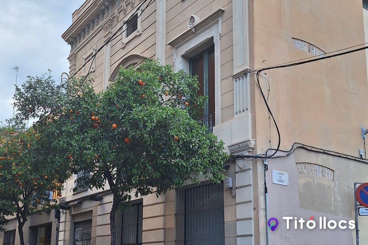 Cantonada de l'edifici centenari del Casal Catòlic de Sant Andreu