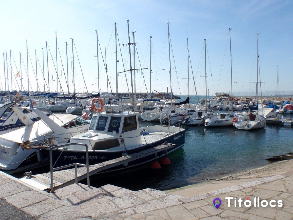 Embarcacions amarrades al costat del passeig del Club Nàutic de Salou