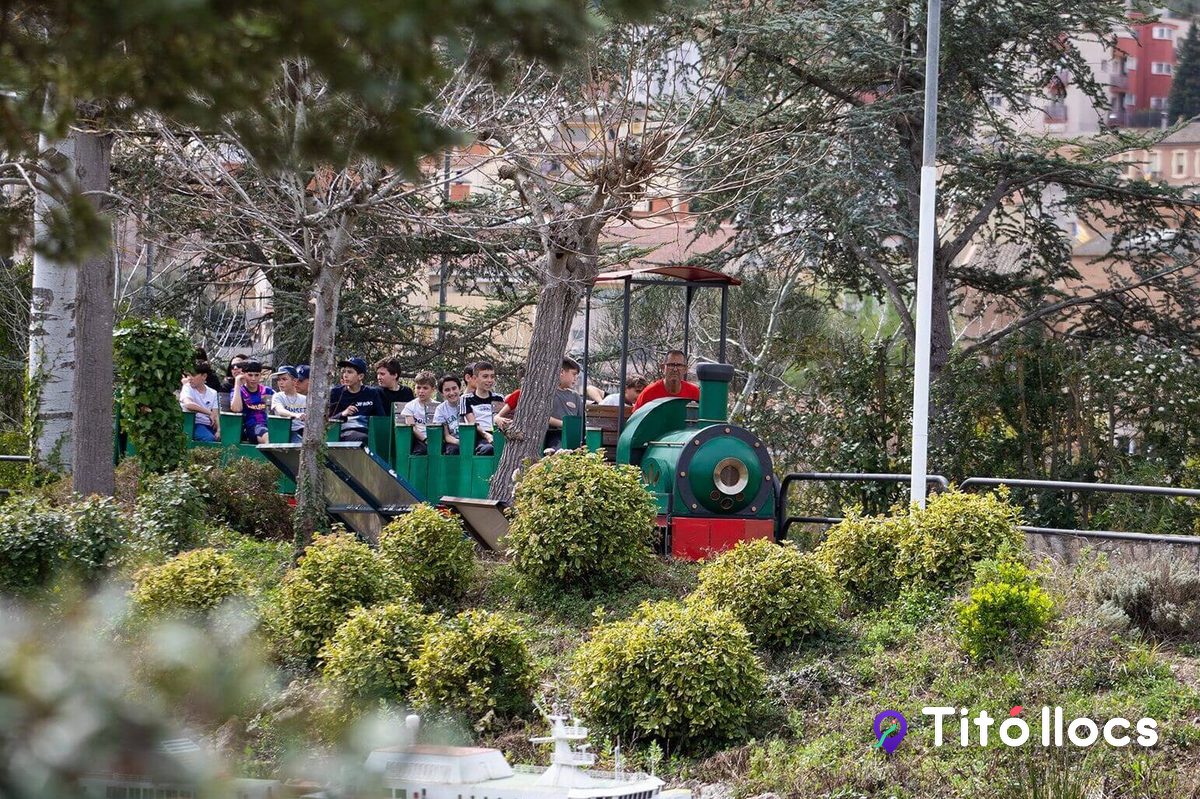 El tren panoràmic circula entre les maquetes del parc