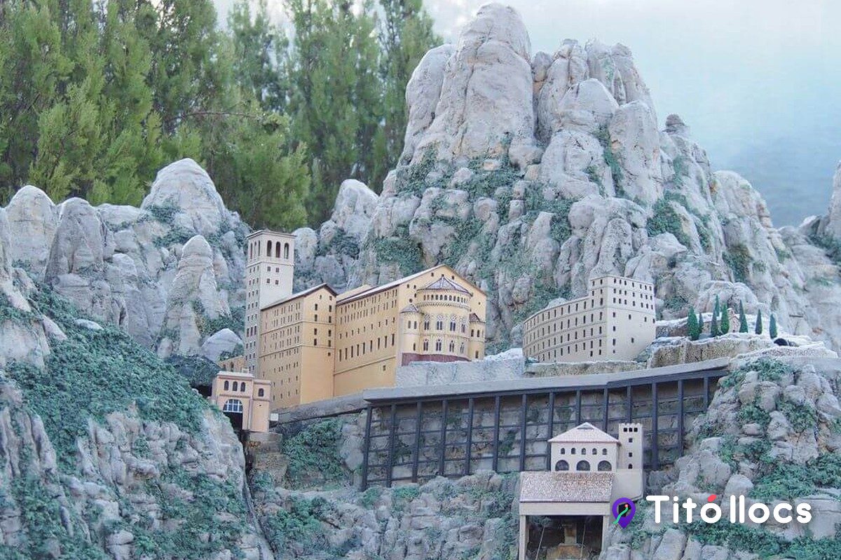 Maqueta del monestir de Montserrat amb la muntanya de roques escalabrades