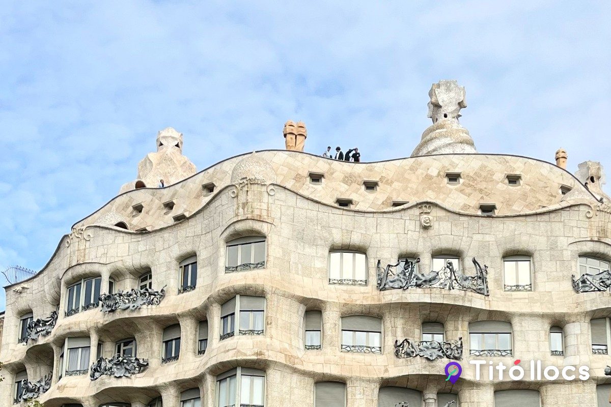 La Pedrera (Casa Milà), La casa ondulada de Gaudí al passeig de Gràcia