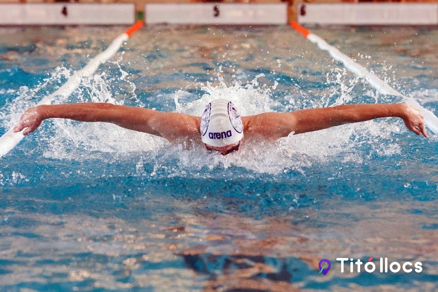 Nedadors competint al vas de 25 metres de la piscina Can Millars