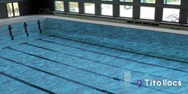 Vas esportiu de la piscina Can Millars amb els carrils marcats i la llum de les finestres