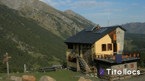 Exterior del Refugi Pla de la Font a la muntanya.
